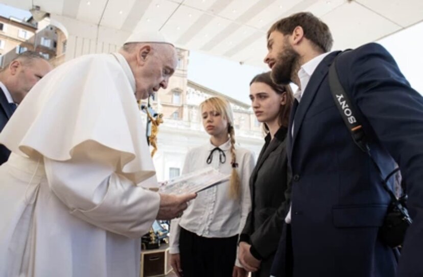 Жены украинских солдат "Азова" на приеме в Ватикане.
Фото: REUTERS
Читайте на WWW.KP.RU: https://www.kp.ru/daily/27392/4587636/