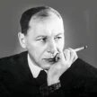 "Бердсли отделил свет от тьмы. Для света — белая бумага, для тьмы — чёрная тушь. И никаких полутонов. Линия приобрела удивительную силу. Началась новая эра графики. Крайняя простота средств: только чёрное и белое, лист бумаги, перо, флакончик туши. Но там, где он хотел показать свою поразительную «способность стараться», его техника становится похожей на тончайшее кружево: фронтисписы к «Саломее», к «Венере и Тангейзеру», «Вольпоне», сюите «Похищение локона»". Николай Кузьмин Русский график