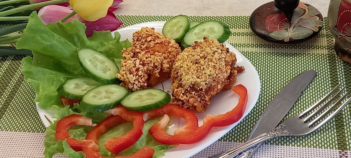 Фаршированное куриное филе в панировочных сухарях с медово-луковым соусом Терияки