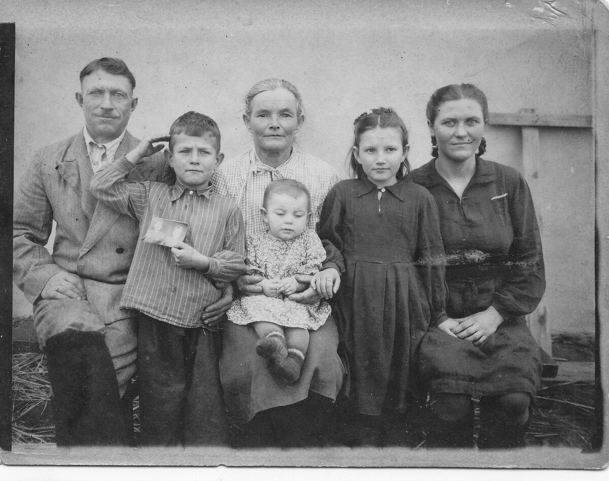 Кравченко (Доморощина) Ольга Романовна, Типикин Петр Константинович, Токарев Анатолий Михайлович, Самохина Антонина Ивановна, Типикина Лидия Петровна, Кравченко Раиса Семеновна. х. Антонов 1947-48г.