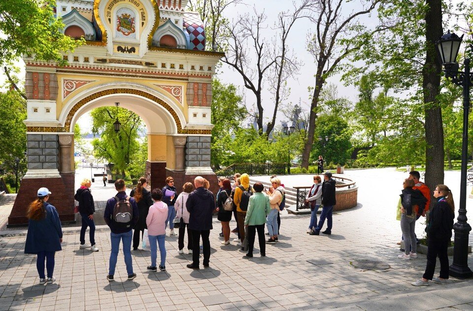     Люди не только побывали в музеях, но и прошлись по достопримечательностям города.  Музей-заповедник «Владивостокская крепость»