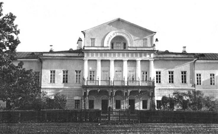 Парадный подъезд, 1910 г. Чугунный балкон подъезда на фигурных колоннах, с ажурной балюстрадой и вазонами.