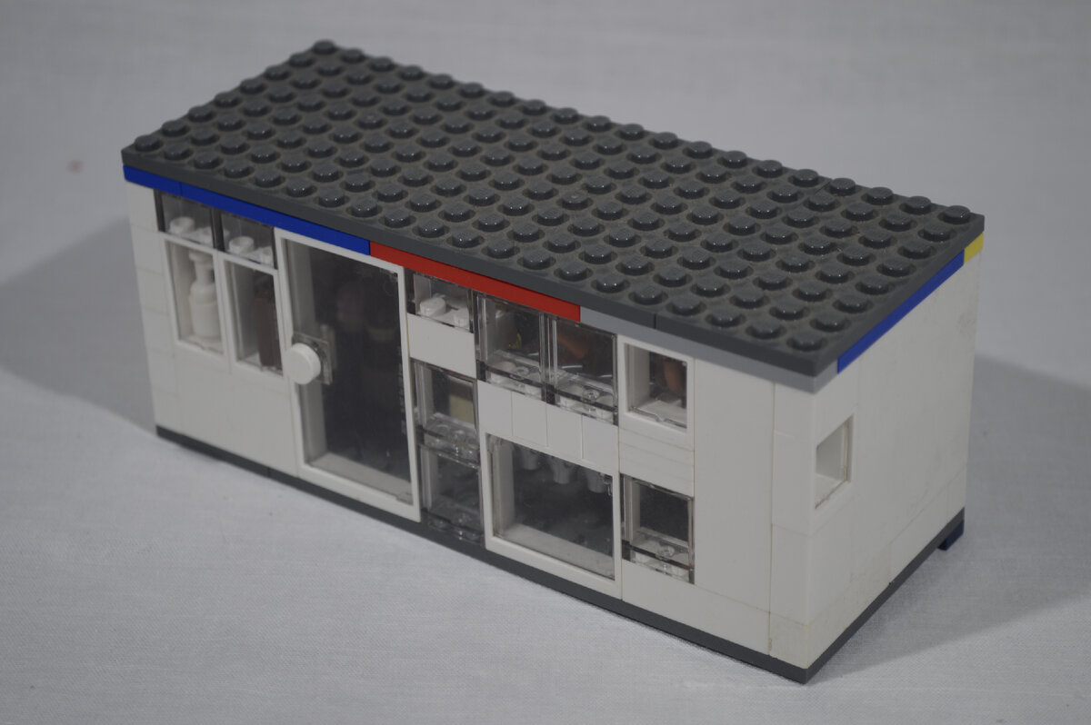 Продуктовый магазин, вид спереди. Фото автора