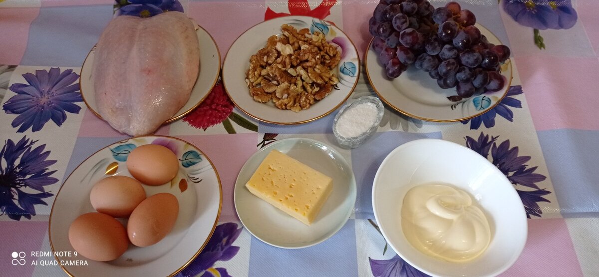 Для салата нам потребуется: куриная грудка, 80 г грецких орехов, 400 г винограда, 4 яйца, сыр лучше твердых сортов 120 г, майонез, соль.