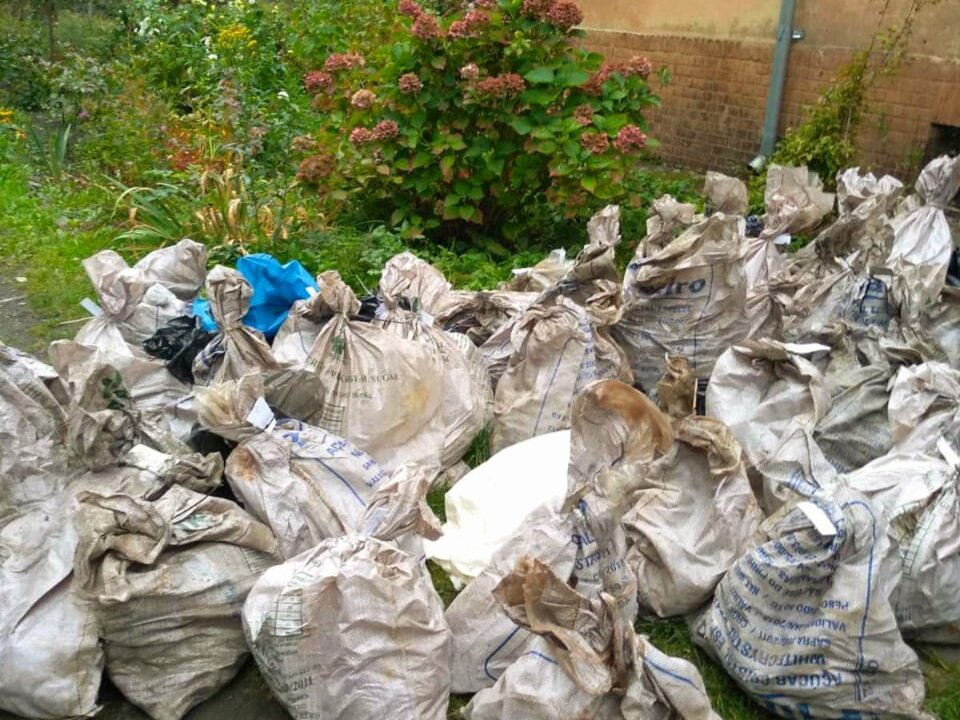 Мешки с костями и оружие, обнаруженные в подвале. Фото: УМВД