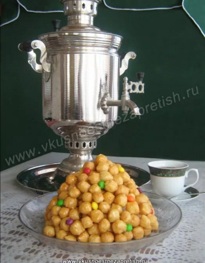 Самовар и баурсак, из интернета фото Гульнары Закировой. 