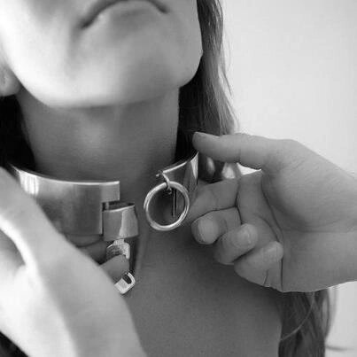 Сегодня, пролистывая объявления о продаже недвижимости и различных видов готового бизнеса, я наткнулась на один интересный экземпляр – квартиру, оформленную в стиле БДСМ со всей прилагающийся сопутствующей атрибутикой. В голове сразу же закружились мысли: «Насколько это востребовано? Если востребовано, то почему? Портрет потенциального клиента, какой он?»

   Многие считают тягу к БДСМ психологическим отклонением, но по факту это не так!

   «Секса у нас нет, и мы категорически против этого» - так звучит уже ставшая крылатой фраза Ивановой Л.Н. Да и сейчас сексуальному образованию уделяют очень мало времени, либо не уделяют вообще!

   По своей сути БДСМ это извращенная игра, в которой немалая роль отводится безопасности всех участников. И если мы обратимся к статистике, то больше 50% всех мужчин и женщин признаются, что фантазируют на тему БДСМ в той или иной форме. Отсюда возникает логичный вопрос – неужели половина населения земного шара страдает психическими отклонениями? И что является нормой, а что отклонением?

   Как я говорила ранее,  более 50% людей фантазируют на эту тему, какой-то процент практикует, и я предполагаю, что процентов 25% просто открыто не говорят о своих желаниях  чтобы не вызвать осуждения со стороны общества, благодаря которому мы и загоняем себя в определенные рамки морали, приличия, поведения.

    Как показывают многочисленные исследования, люди, практикующие БДСМ, имеют более низкий уровень невроза и более высокую степень стрессоустойчивости , они открыты новому опыту. Удивительно, но таких людей можно считать более здоровыми в психологическом плане.

   Механизм действия получения удовольствия от БДСМ легко объясним. Между удовольствием и болью существует взаимосвязь – боль заставляет нашу нервную систему выделять эндорфины, эндорфины нацелены на блокировку боли и действуют как опиаты, вызывая чувство эйфории.

    Именно поэтому кто-то испытывает кайф в кресле тату-мастера, кто-то получает наслаждение от просмотра грустных фильмов и.т.д. И мне кажется, что в какой-то степени большинство из нас склонно к садомозохизму…примером этому могут служить бытовые скандалы на почве необоснованной ревности.

    В заключении хотелось бы сказать, что явление садомазохизма не оставляет равнодушным никого. Кто-то это строго осуждает, а для кого-то это способ снять напряжение и осмыслить границы собственного тела и поведения. Ведь конечная цель БДСМ – не страдание и угнетение, а свобода и удовольствие.