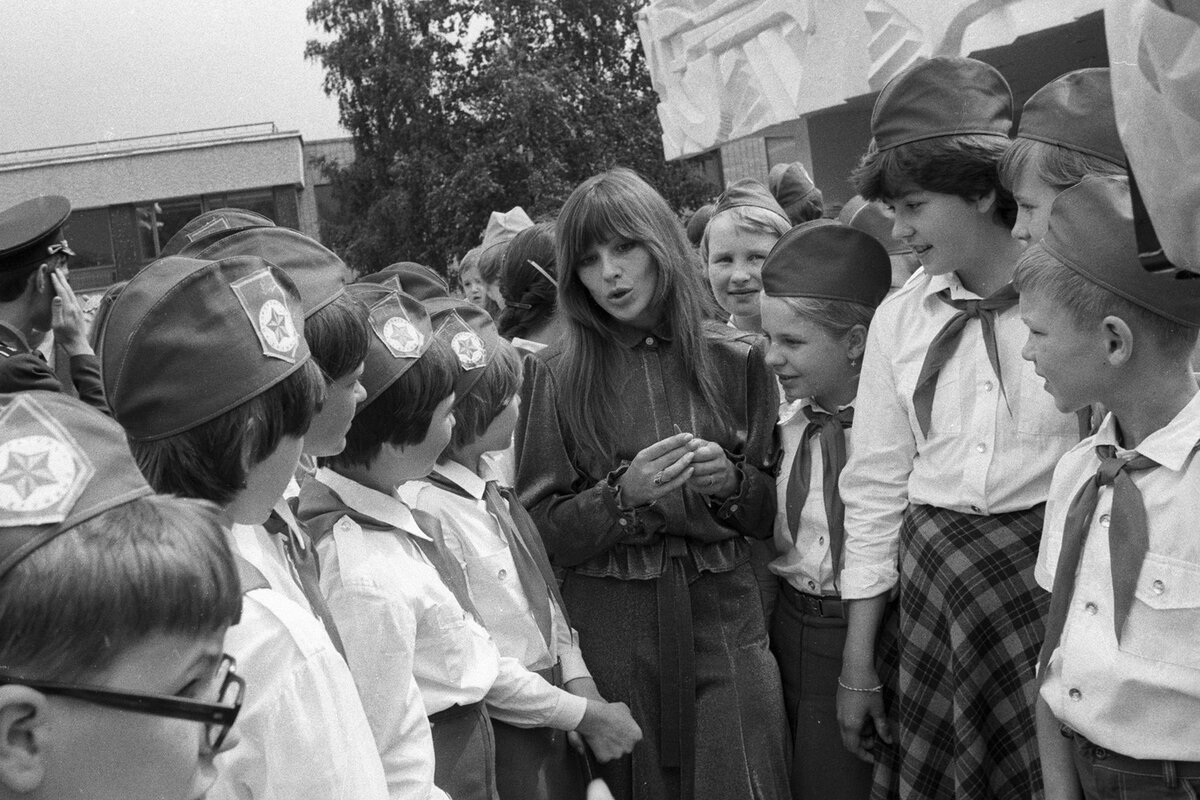 Наталья Варлей во время встречи с пионерами, 1984 год. Источник фото: gazeta.ru