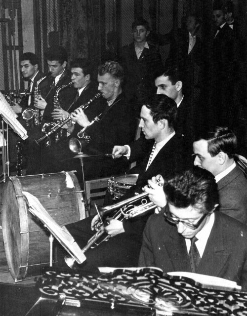Владимир Кулль (в нижнем правом углу) в эстрадном оркестре МИХМ, 1957
