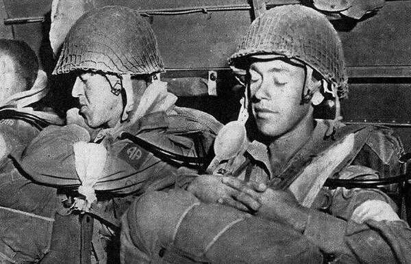 Американские десантники перед высадкой на Сицилию