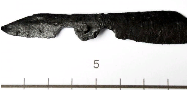 Этот средневековый нож использовался как ластик.