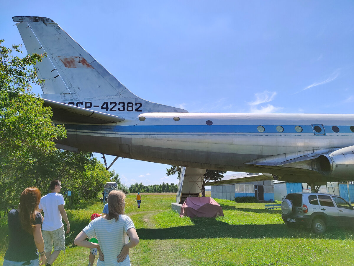 Самолет стоит на вечном приколе в Бердске
