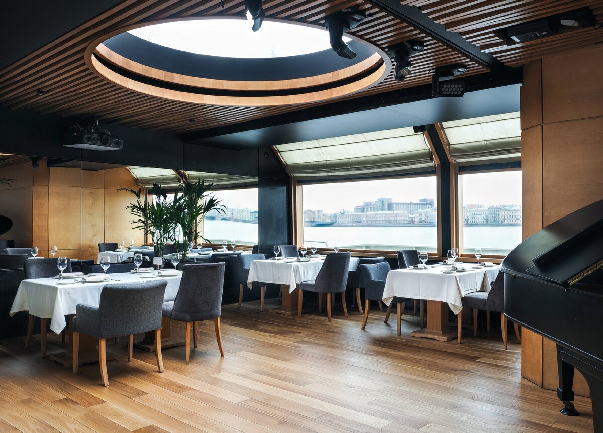 Элегантный интерьер ресторана в морском стиле