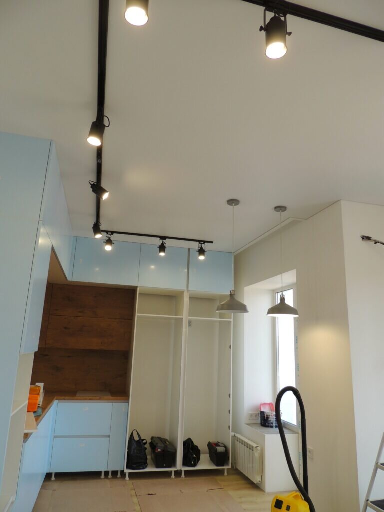 Ремонт кухни.  Стены с покраской. На потолке трековый светильник.