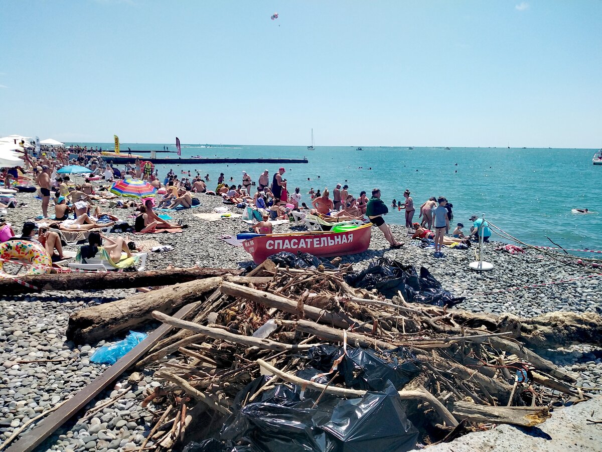 Море в сочи в августе. Грязное море в Сочи. Грязное море в Анапе. Люди на пляже Сочи. Куча народу на пляже в Сочи.