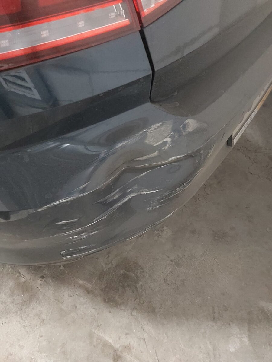 Повреждение заднего бампера Фольксваген Пассат