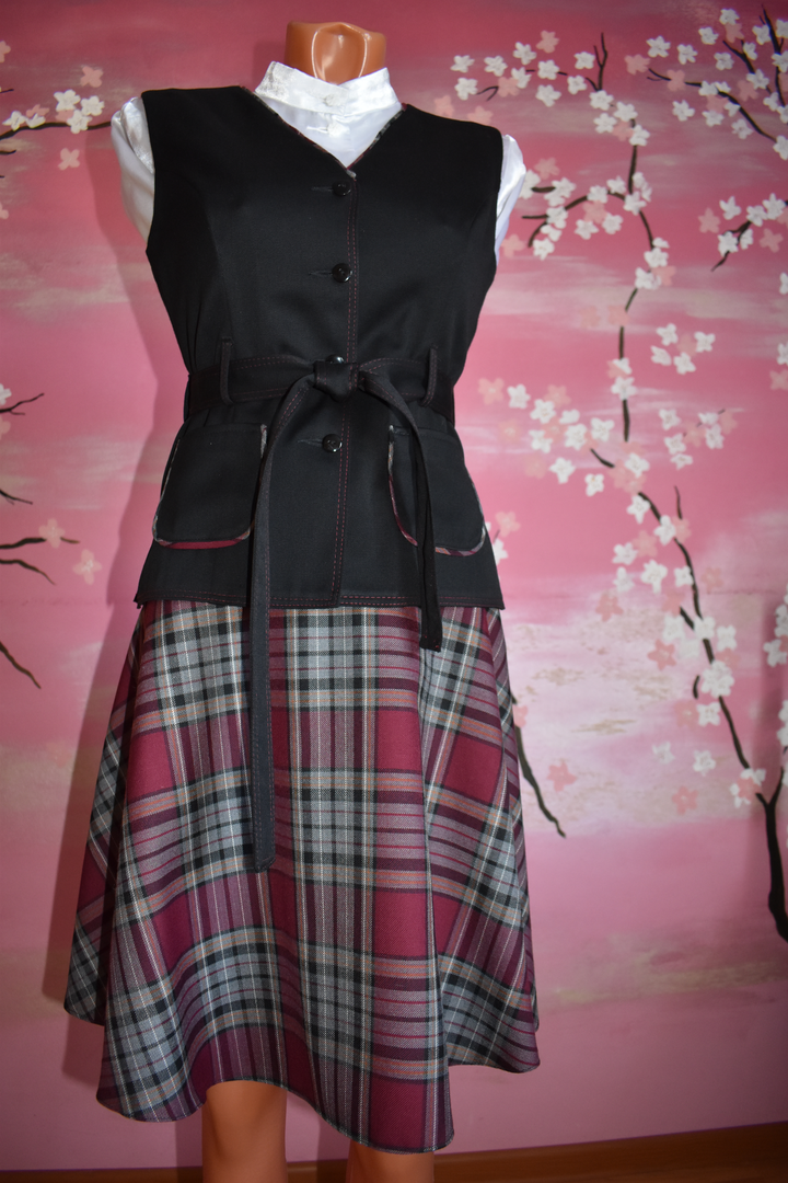 Жилет может быть скомплектован с юбкой полусолнце .