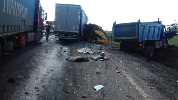 Последствия ДТП с грузовыми автомобилями и погрузчиком в Липецкой области. Фото © VK / УМВД России по Липецкой области