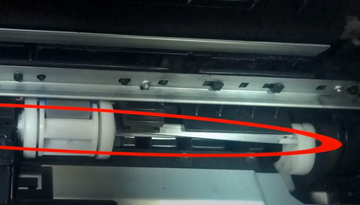 Фото 3. Выгнутая ось ролика захвата бумаги справа крупным планом