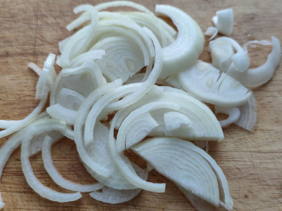 Лук нарезаем полукольцами