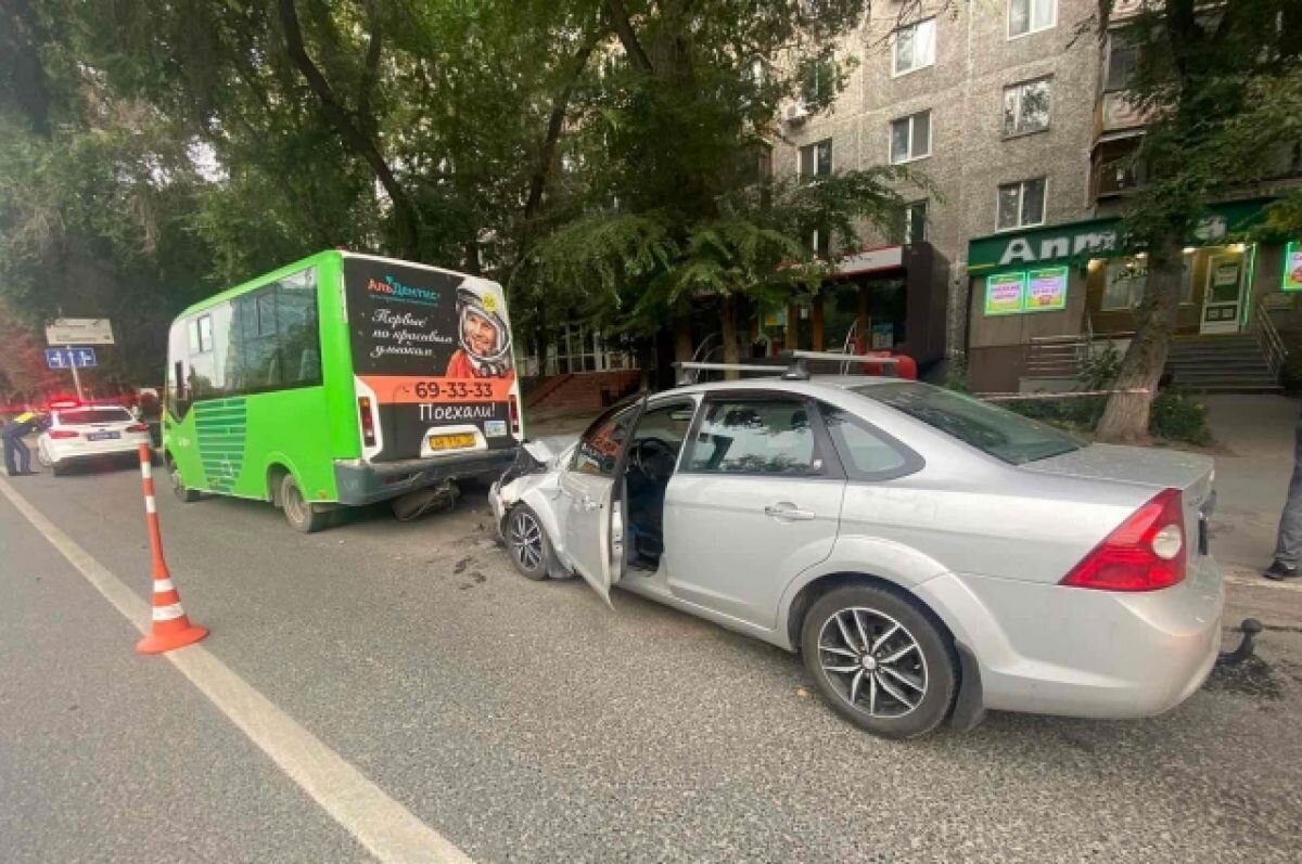    В Тюмени водитель иномарки сбил пенсионерку и въехал в маршрутку