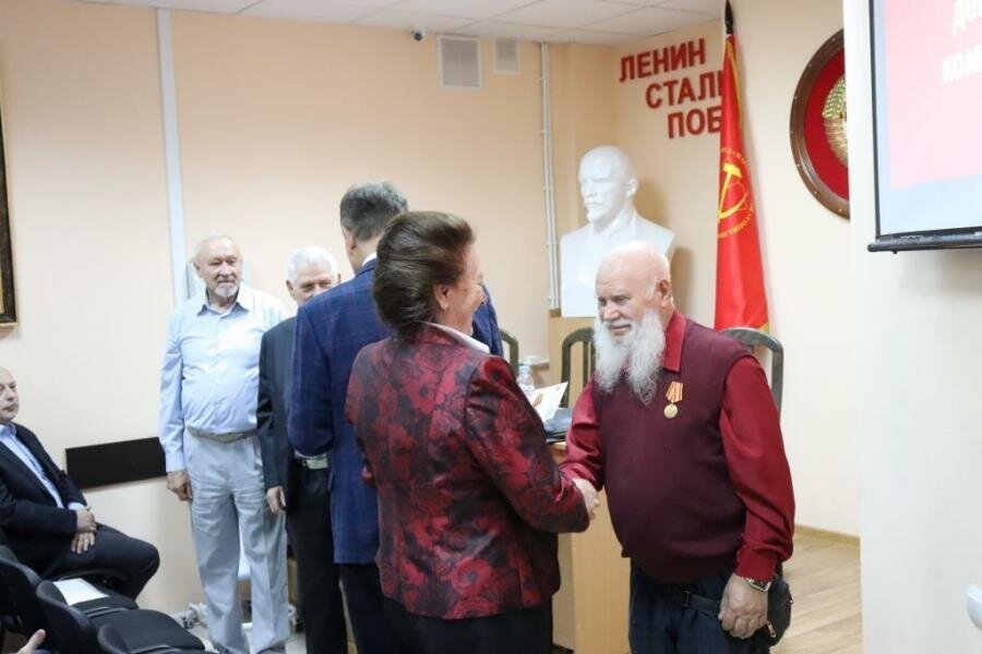 Депутат ассоциации. Депутаты фракции кпрф. депутат волгограда. сталинградский обком кпрф.