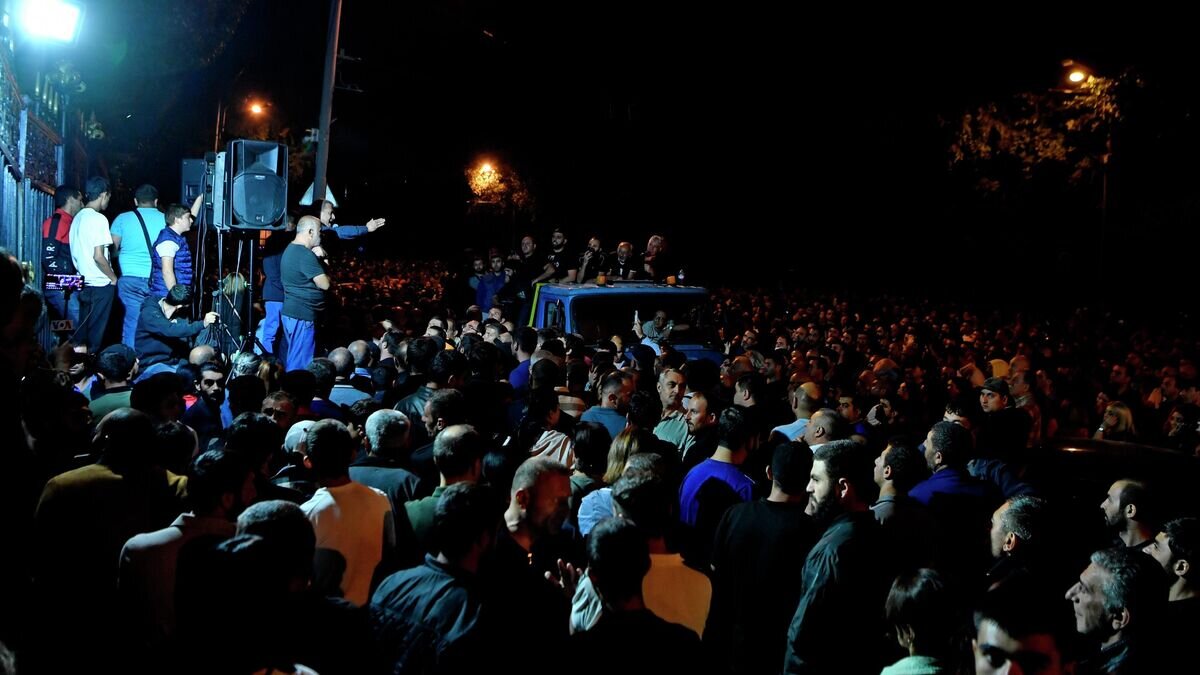    Участники акции протеста у здания правительства Армении в Ереване© Sputnik / Андраник Казарян