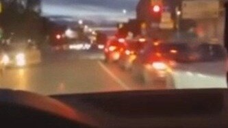     В Казани местный блогер показал в своем аккаунте в одной из социальных сетей, как он гоняет по городу. Данное поведение на дороге сильно возмутило других жителей.