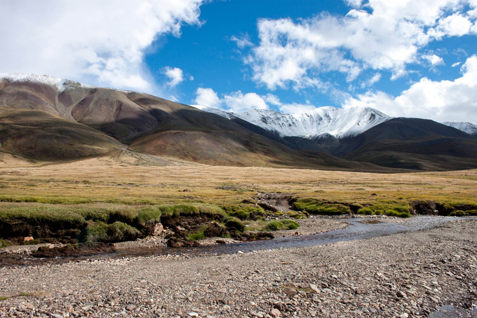 Зеленые холмы доломитовые альпы. Гора матук. Река чуя. Там в долине. Там кок вьетнам.
