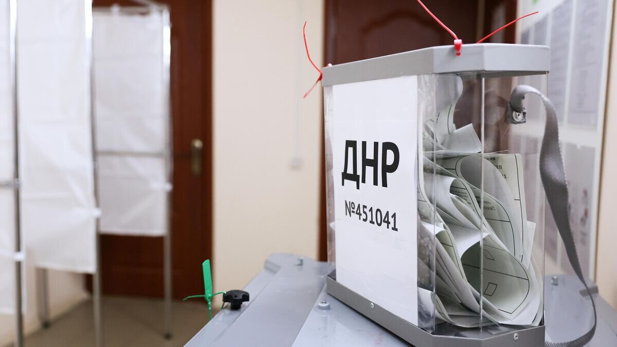    Избирательная урна на избирательном участке в Краснодаре на референдуме о присоединении ДНР к России© РИА Новости / Виталий Тимкив