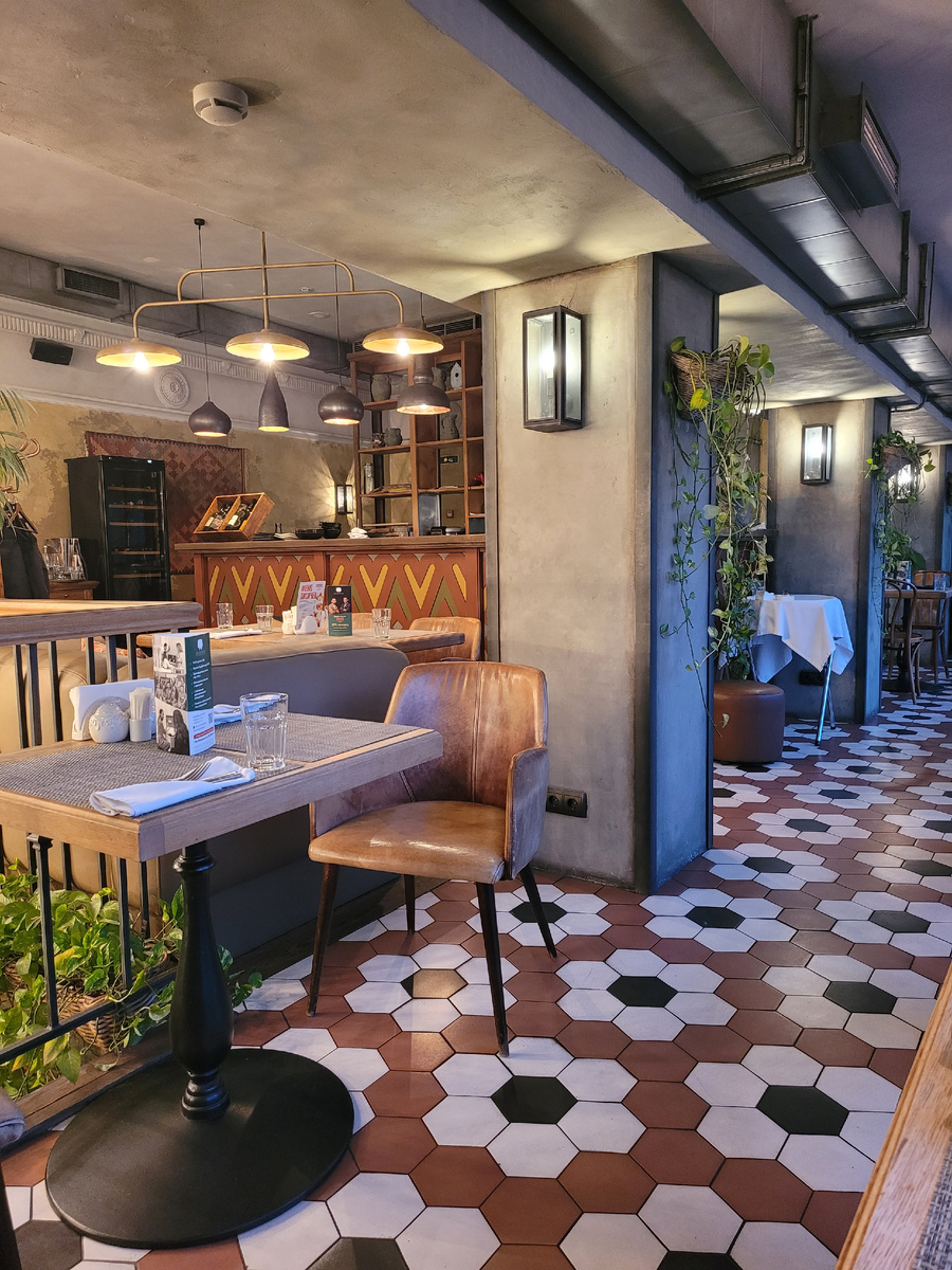 Народу нет, но всё зарезервированно