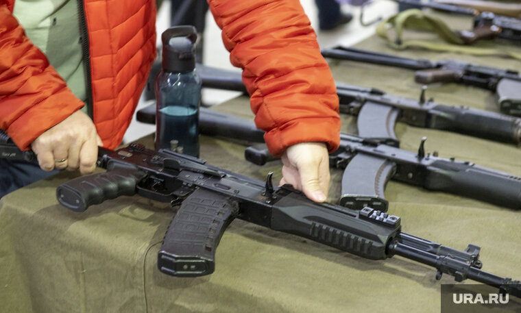    Чтобы ученики имели начальные навыки, в школах нужно ввести уроки военной подготовки, считает Дмитрий Перминов