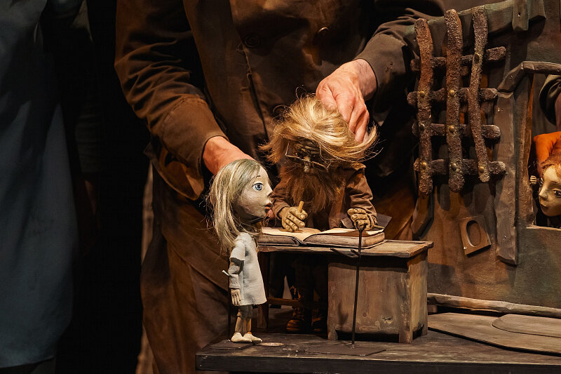 Оказывается в Ханты-Мансийском театре кукол идёт спектакль "Небоглазка". Небоглазка и Дедуля. Источник Яндекс картинки