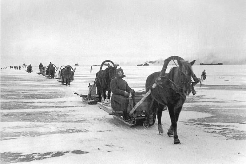  Осенью 1941 года вермахт отрезал Ленинград от основной части СССР. Оторванный от «Большой земли» мегаполис можно было снабжать продуктами и другими необходимыми грузами только по Ладожскому озеру.-3