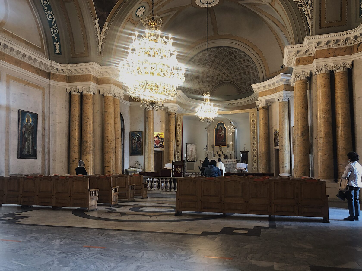 Скамьи в армянской церкви