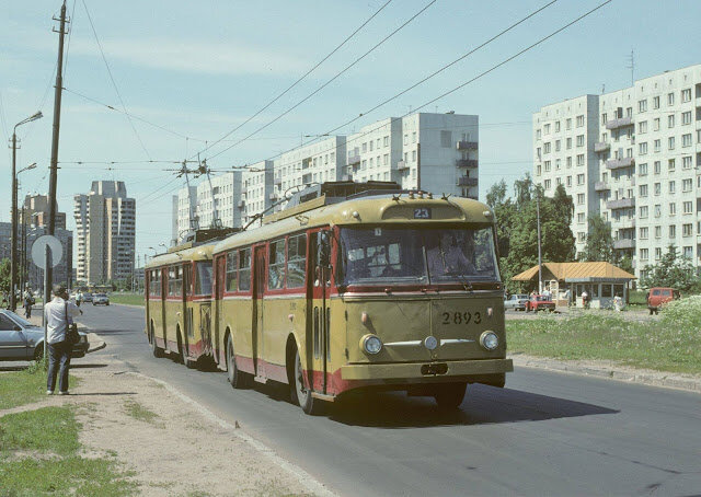 Сцепка троллейбус Шкода из старых в Пурвциемс.  Конец 80-х. Высотки французского проекта и старые девятиэтажки. На улице города- иномарки!  https://dzen.ru/media/id/5ea59e3d451cef298cc4d1d6/tihoe-schaste-chast-49-bogomol-634af1b03719907e8e0b7528