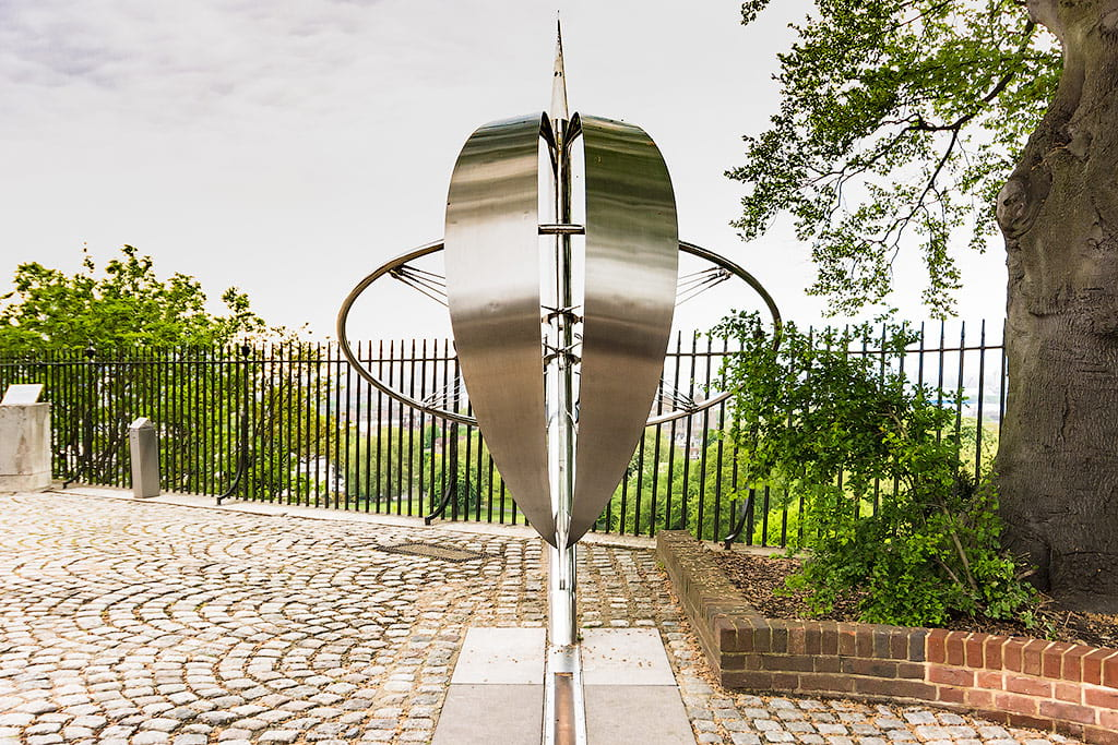 Нулевой меридиан делит. Гринвичский Меридиан в Лондоне. Гринвичская обсерватория нулевой Меридиан. Гринвич статуя нулевой Меридиан. Гринвич Англия нулевой Меридиан.