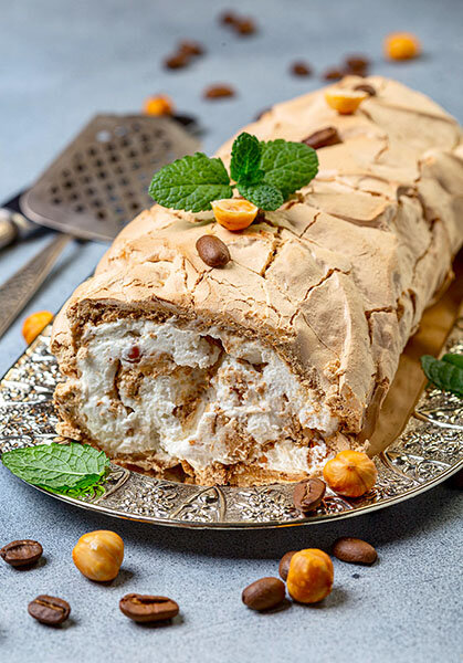 Кофейный меренговый рулет.
