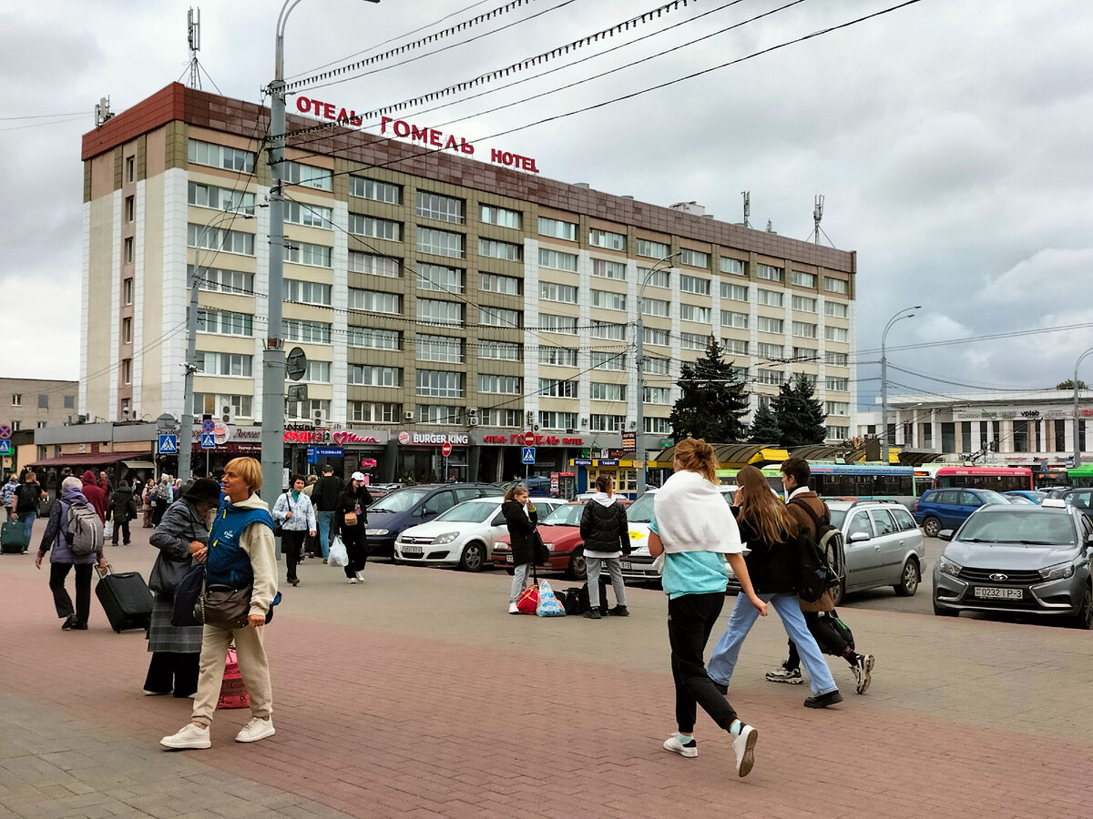 О самой гостинице кстати отзывы хорошие. Нареканий в плане чистоты, порядка, условий проживания почти не встретишь.