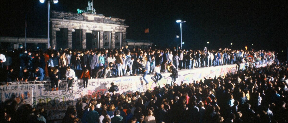 9 ноября 1989 года. Источник: https://www.history.com/news/10-things-you-may-not-know-about-the-berlin-wall