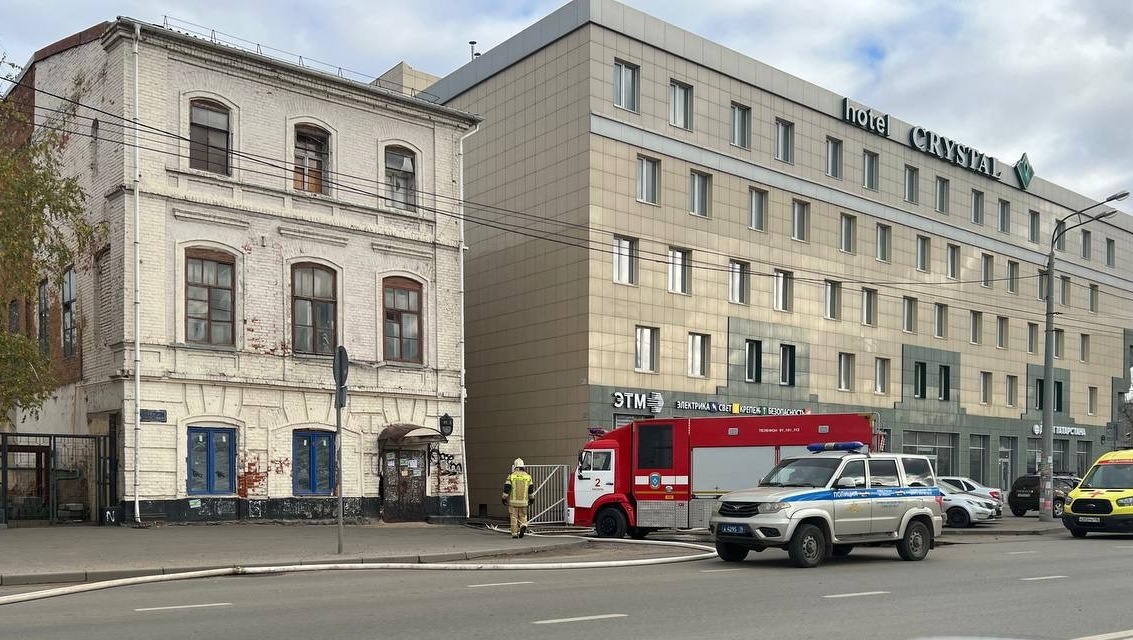     В Казани местных жителей напугал дым в районе железнодорожного вокзала. Горожане рассказали Inkazan, что возгорание случилось в доме у отеля «Кристалл».