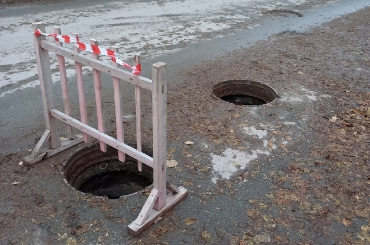    В Новосибирске пожаловались на два открытых люка на улице Серафимовича
