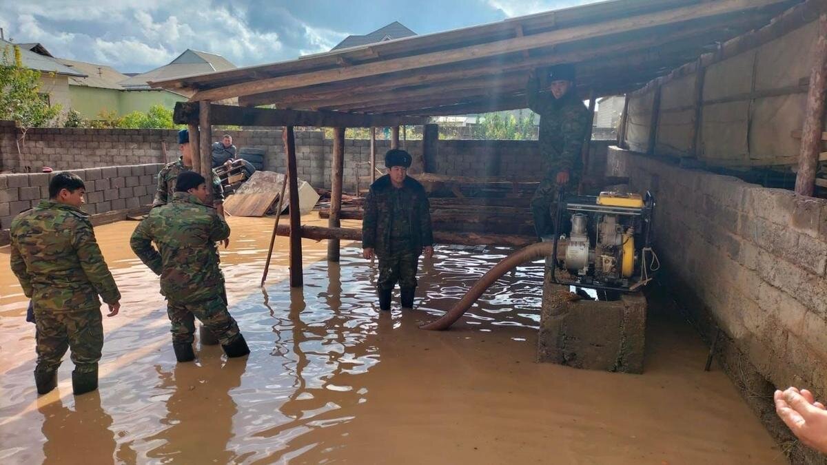    Дождевая вода на территории домостроения в Туркестанской области:МЧС РК