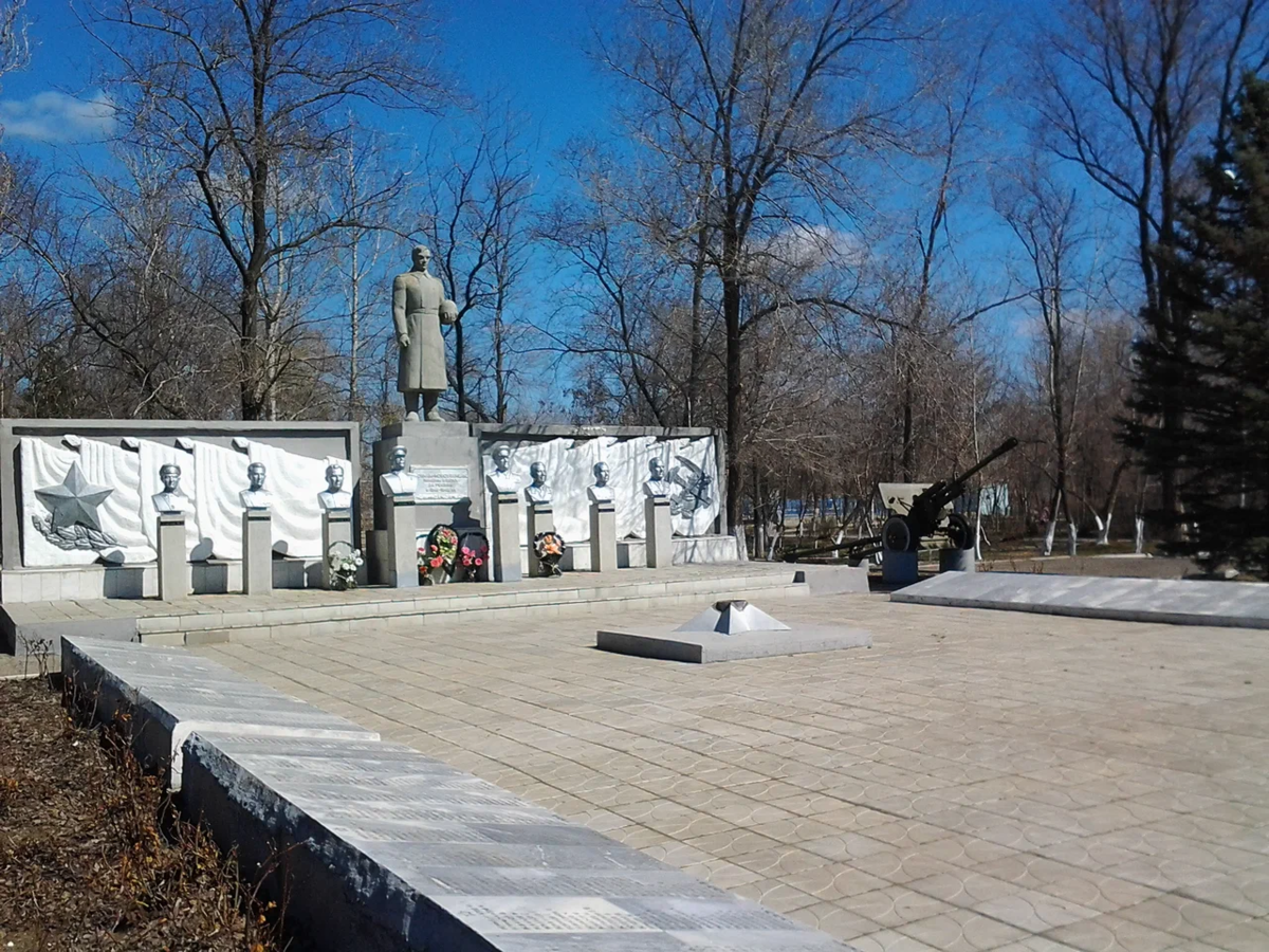 Мемориальный комплекс в г. Новоузенске.