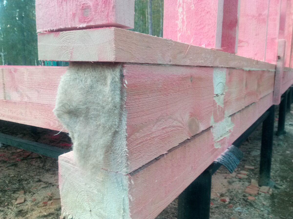 Вид на стену и брусья "в разрезе". Тут и пакля и фундамент и упор.