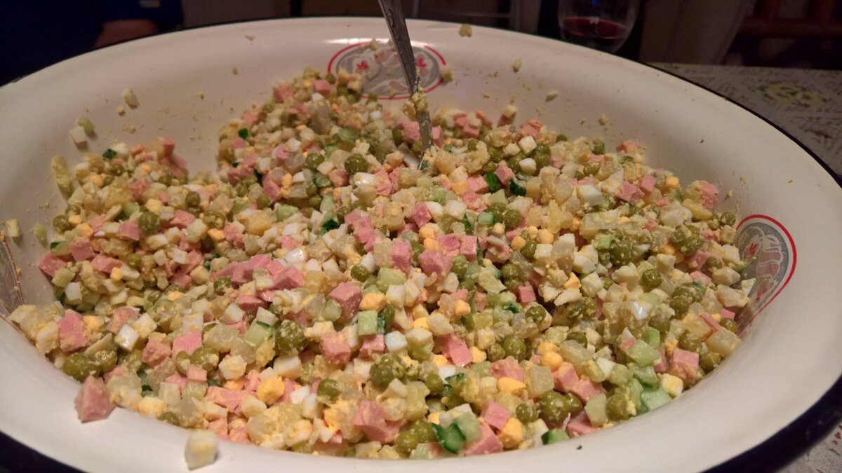 На фото стандартная версия оливье с колбасой и горошком)