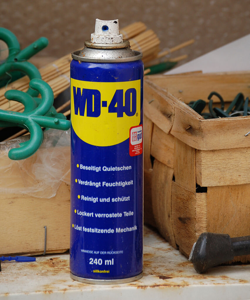 Законно ли использовать WD-40 в машине? Почему это средство может быть  опасным? | Grand Auto News | Дзен