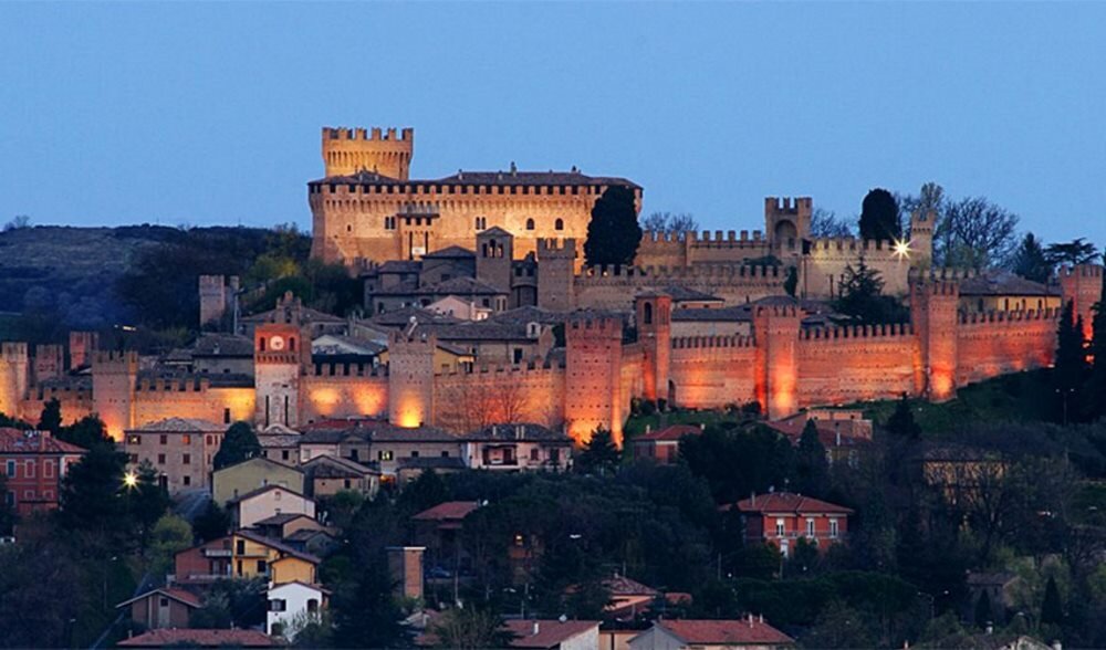 Замок Градара в вечерней подсветке