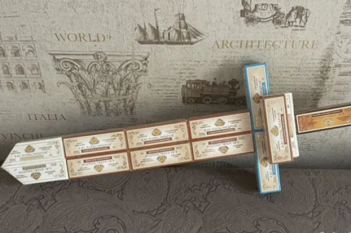    Житель Новосибирска продаёт меч из коробочек от сырков за 100 тысяч рублей