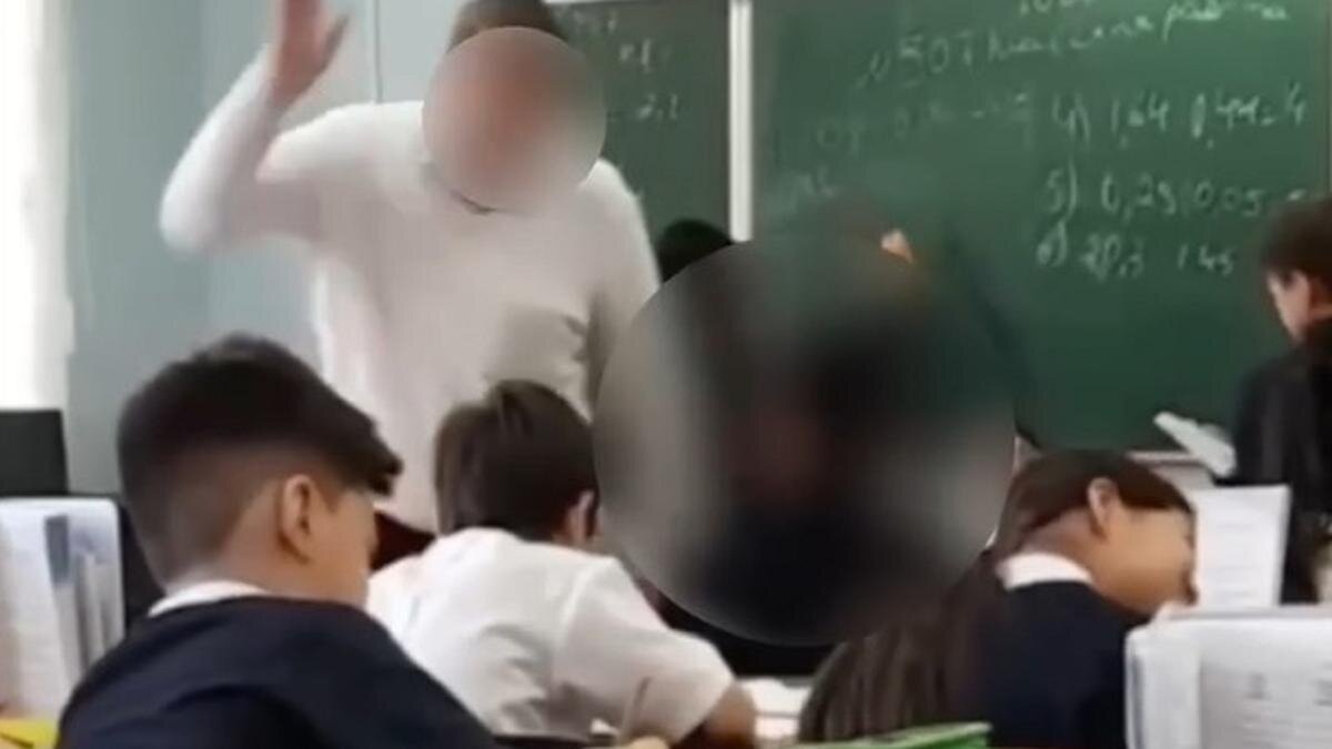    Учитель замахивается на детей:lada.kz